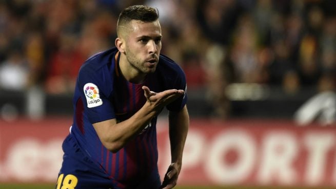 Jordi Alba salva un punto para el Barcelona y el Madrid se acerca al líder (1-1)