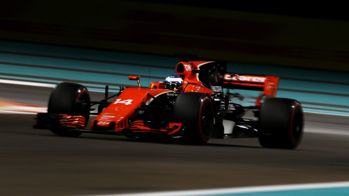 Pilotar uno de los monoplazas con menos velocidad punta de la parrilla no le impidió brillar a Fernando Alonso en la última carrera de Fórmula 1 del año. (Getty)