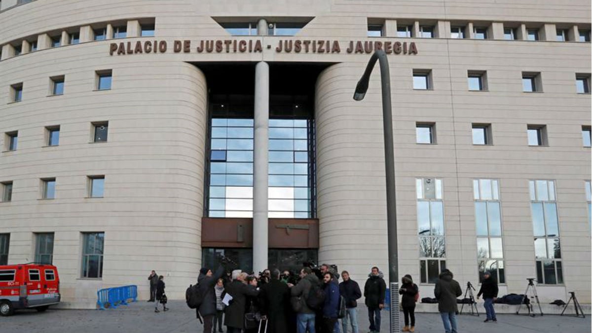 Exterior de los juzgados de Pamplona (EFE). | Sentencia La Manada