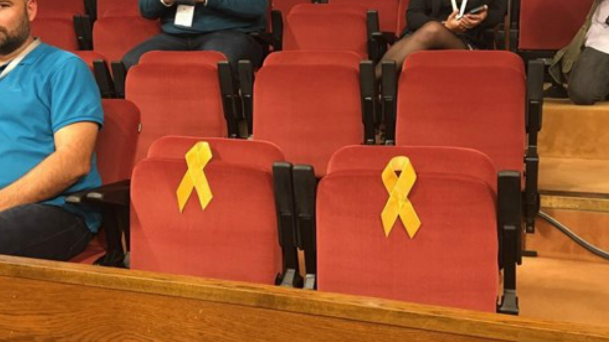 Dos lazos amarillos en el Parlament de Cataluña.