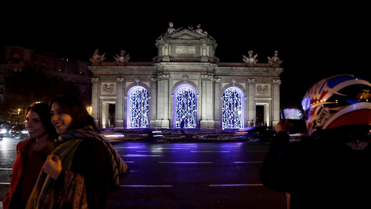 Alumbrado navideño sin belén en la Puerta de Alcalá en 2017. (Foto EFE)