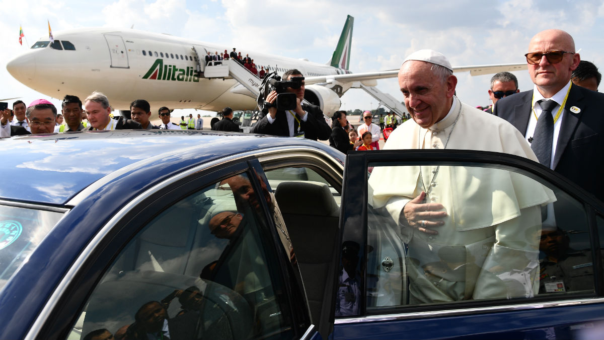 El Papa Francisco, a su llegada a Birmania, en el aeropuerto internacional de Yangon. (AFP)