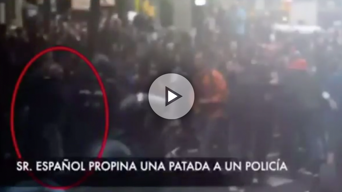 El independentista Roger Español en varias agresiones y acciones de acoso a la Policía el 1-O