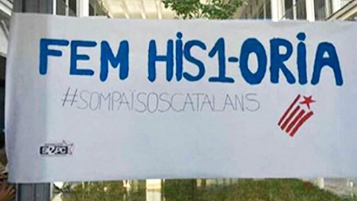 Un cartel en un instituto de Palma de Mallorca a favor del referéndum ilegal del 1-O.