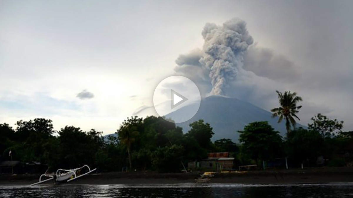 El monte Agung en Bali podría estar avisando de una gran erupción como la de 1963 que se cobro más de mil víctimas mortales. Foto: AFP