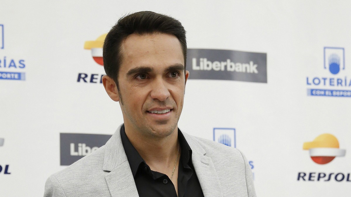 Alberto Contador posa en el acto. (EFE)