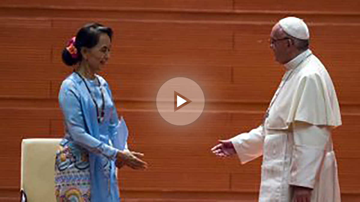 Aung San Suu Kyi saluda al Papa Francisco en su visita a Birmania. (AFP)