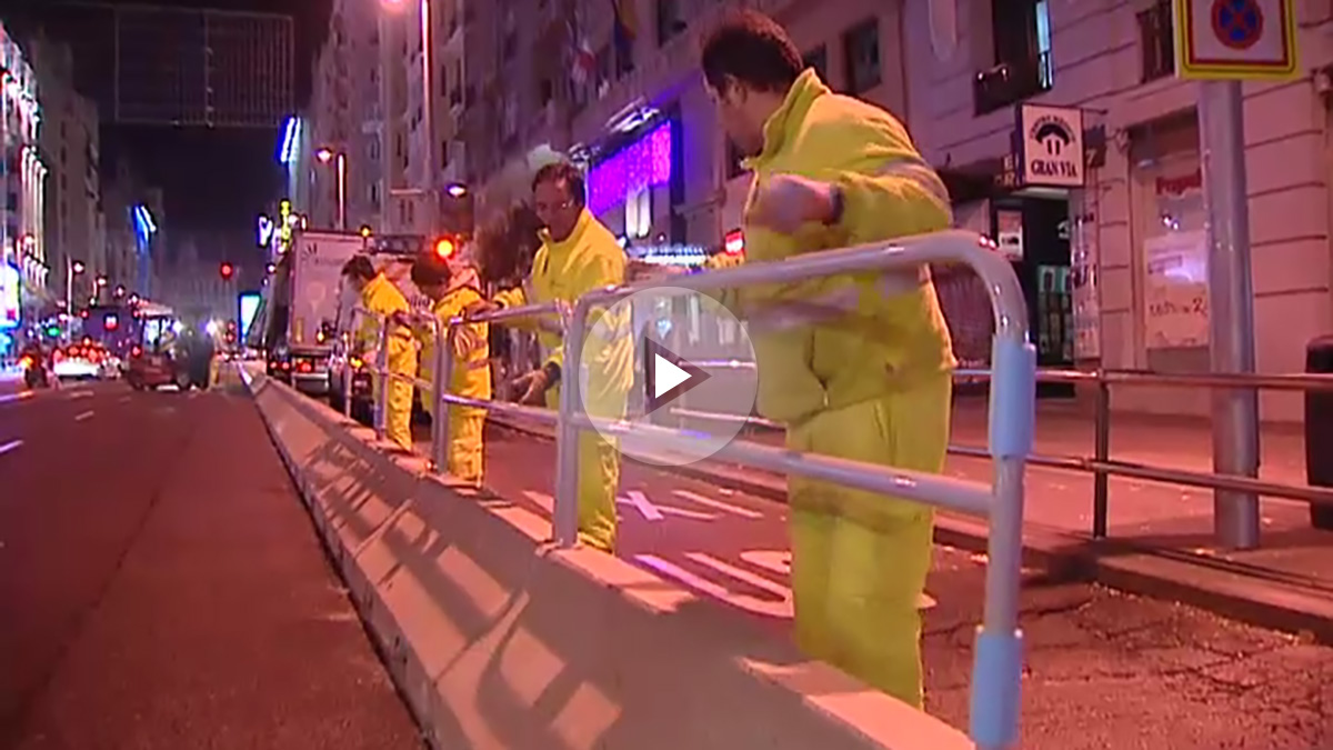 Obreros colocando las vallas en Gran Vía.