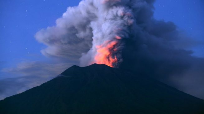 El volcán Agung en Bali continúa en erupción provocando una nube de humo y cenizas que esta colapsando la isla. Foto: AFP