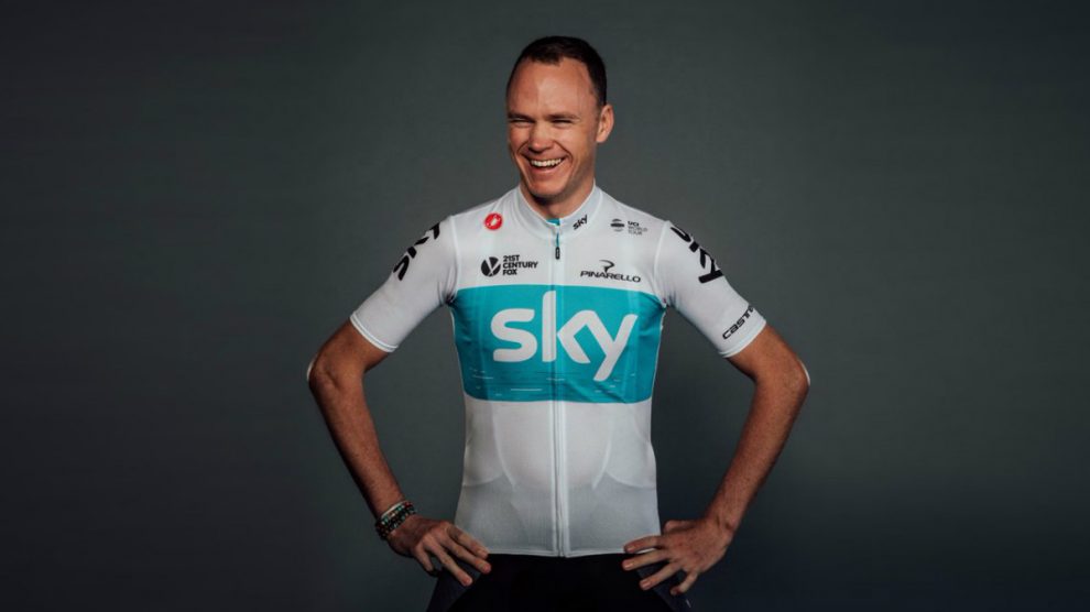 Chris Froome posa con la equipación del Sky.