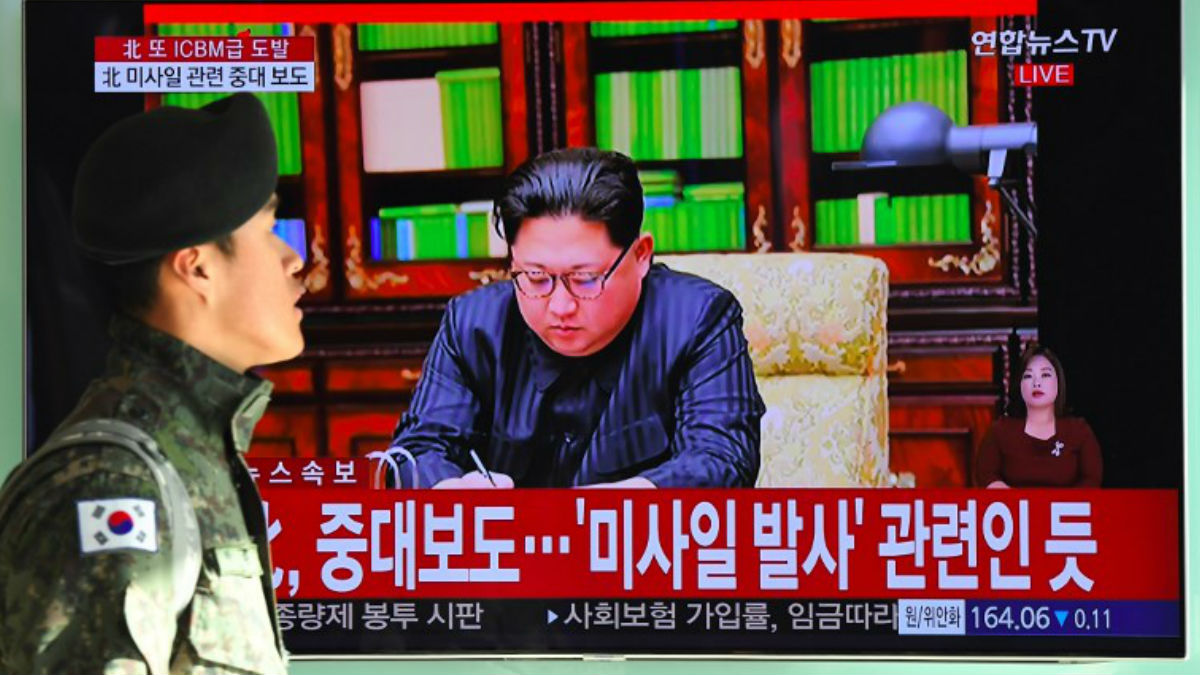 El líder de Corea del Norte, Kim Jong-un, anunciando la exitosa prueba del misil nuclear Hwasong-15, capaz de alcanzar cualquier territorio de EEUU. FOto: AFP