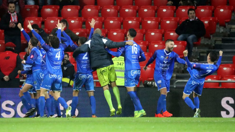 Los jugadores del Formentera celebran el gol de la victoria en San Mamés. (EFE)