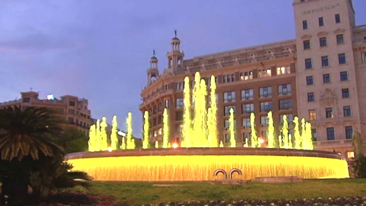 Una fuente de Barcelona iluminada de amarillo para apoyas a los golpistas encarcelados