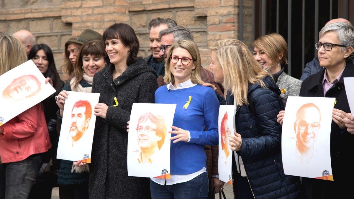 La directora de campaña de Junts per Catalunya, Elsa Artadi (c), junto a varias de sus compañeras, durante la presentación de la candidatura que encabezan el expresidente de la Generalitat, Carles Puigdemont, y el presidente de la ANC, Jordi Sánchez, actualmente en prisión (Foto: Efe)