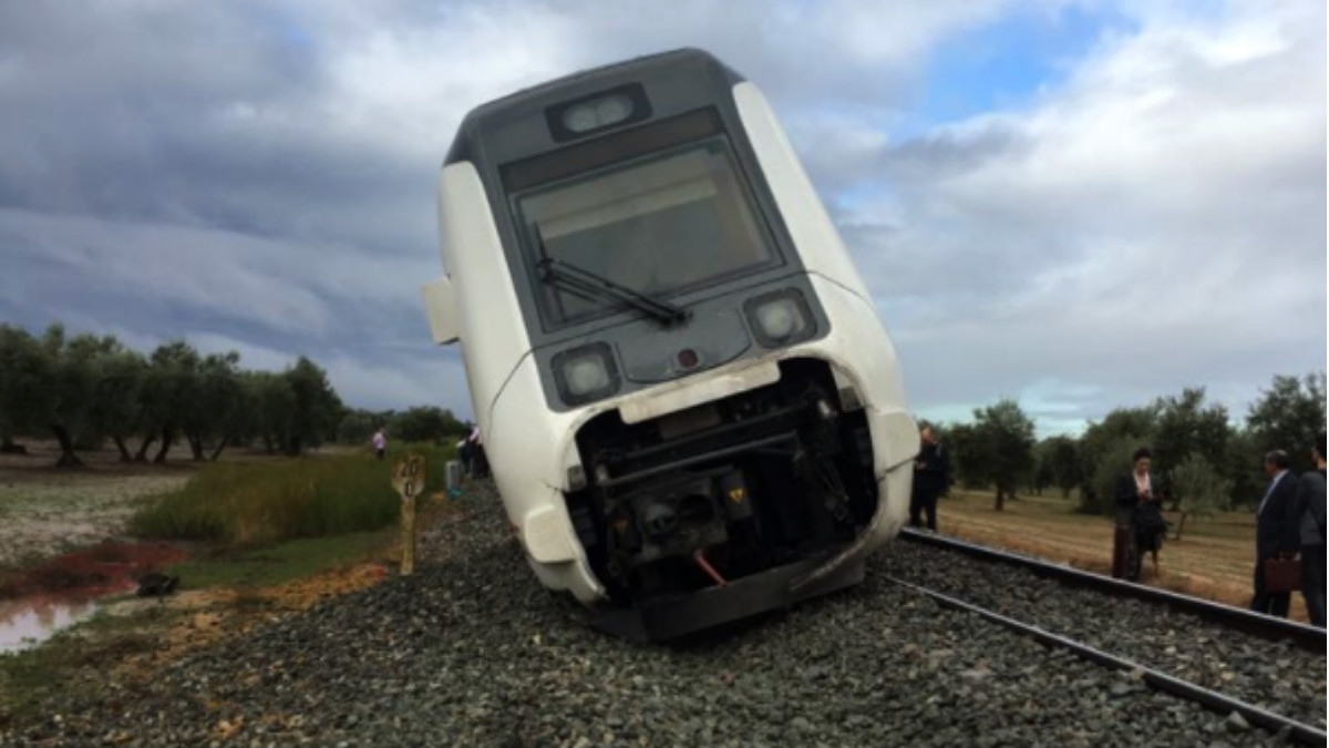 El tren que cibría la línea Málaga-Sevilla descarrilado a la altura de Arahal.
