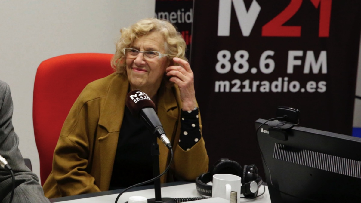 La alcaldesa Manuela Carmena en los estudios de M21. (Foto Madrid)
