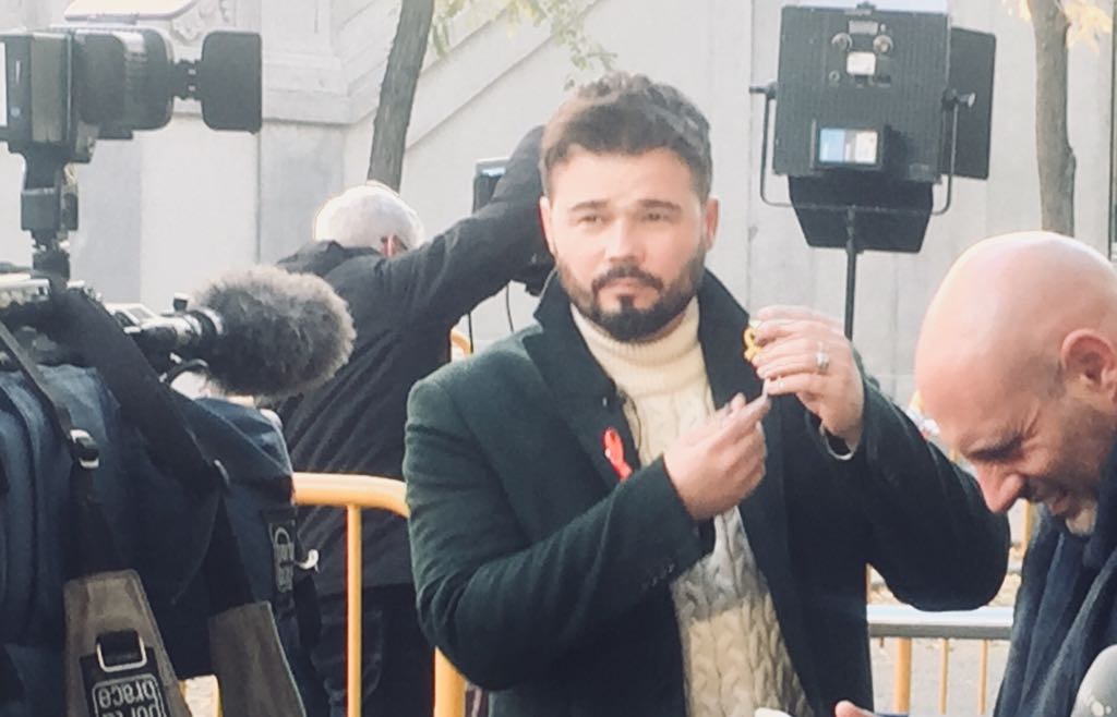 Gabriel Rufián a las puertas del Tribunal Supremo. (Foto: OKDIARIO)