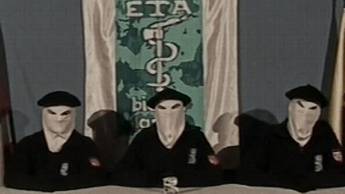 Tres integrantes de la banda terrorista ETA en uno de sus antiguos comunicados.