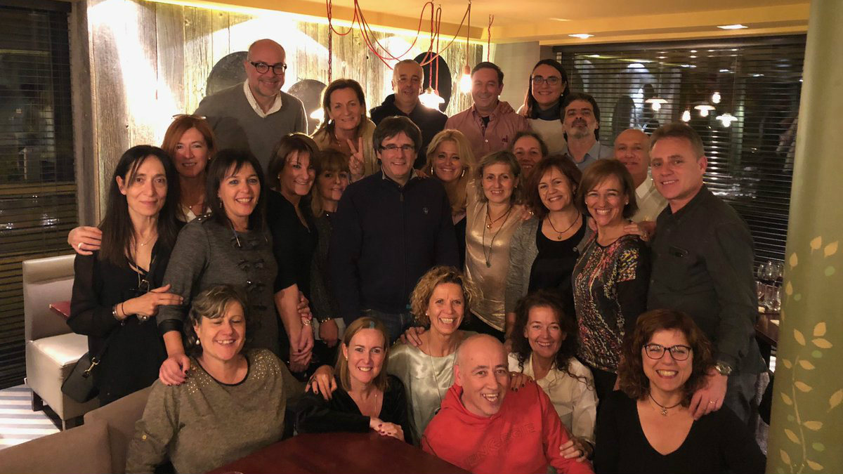 Puigdemont, en Bruselas, con sus excompañeros de clase.