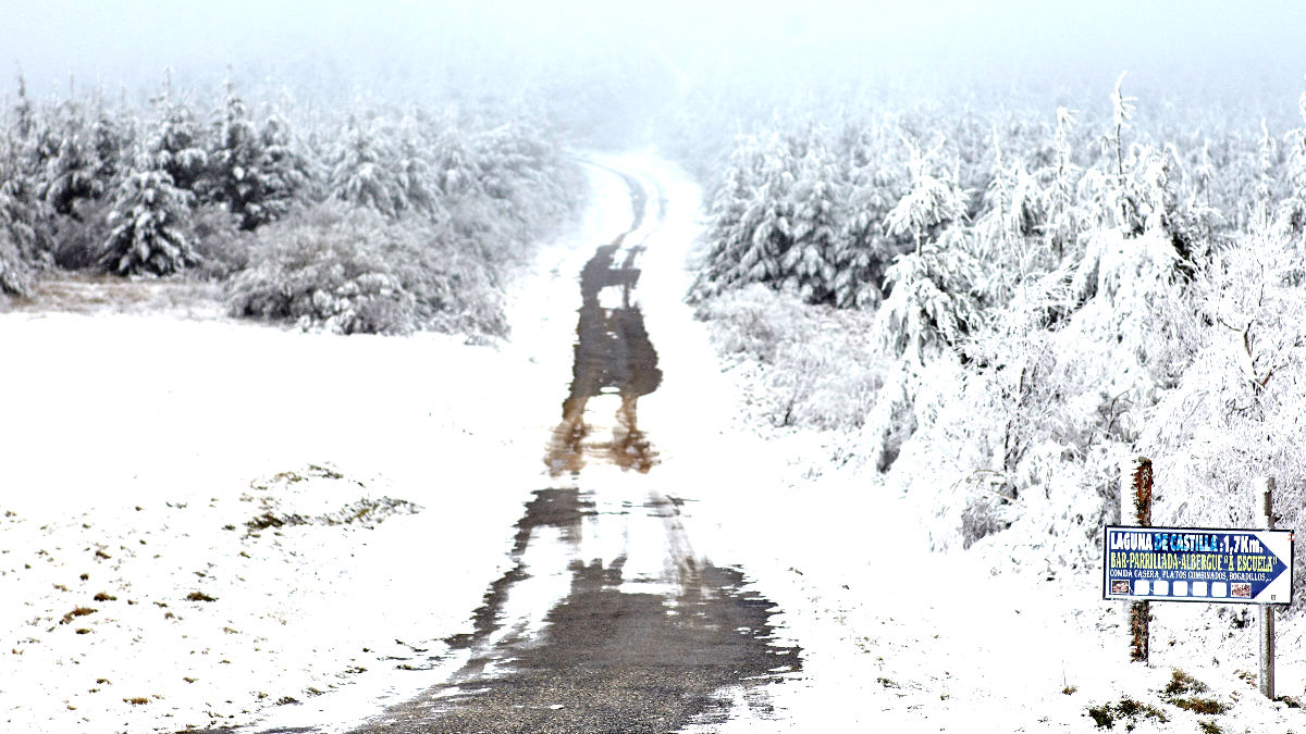 Carretera de montaña cubierta de nieve (Foto: Efe).