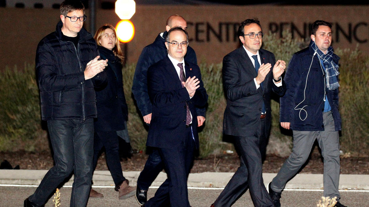 Los ex consejeros de la Generalitat Carles Mundó, Josep Rull y Jordi Turull, a su salida de la prisión de Estremera. (EFE)