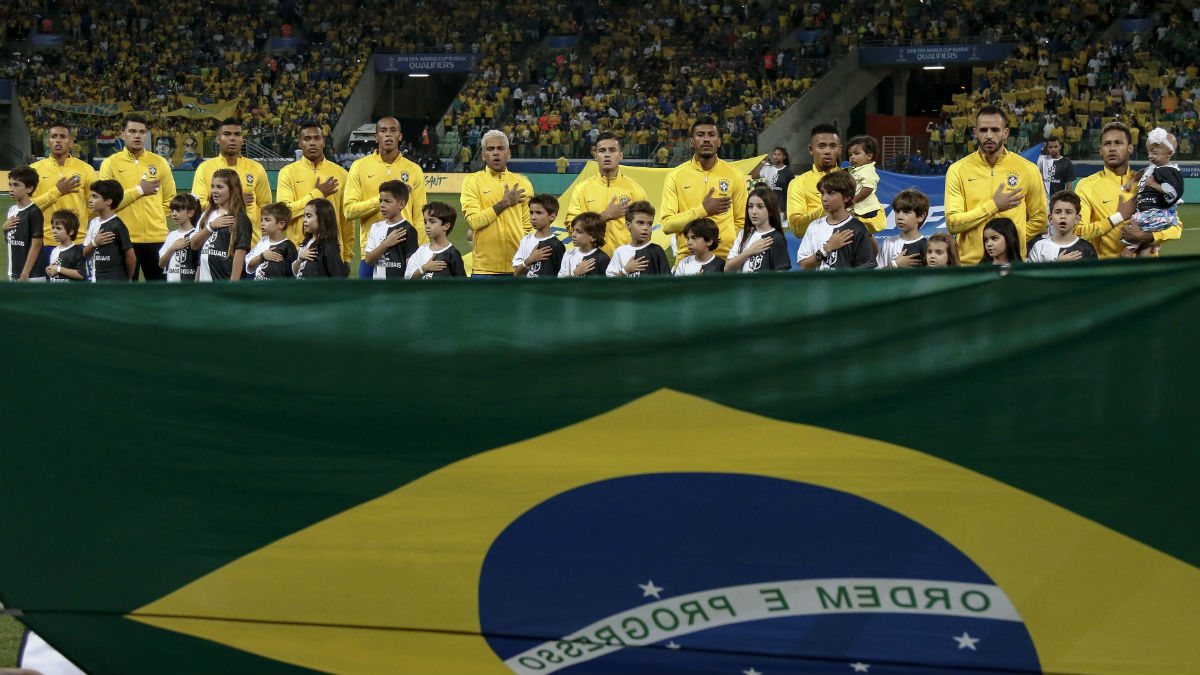 La selección brasileña posando en el inicio de un partido (AFP)