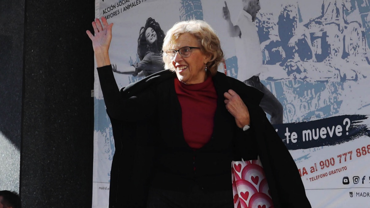 La alcaldesa Manuela Carmena saludando en las calles de Madrid. (Foto: Madrid)