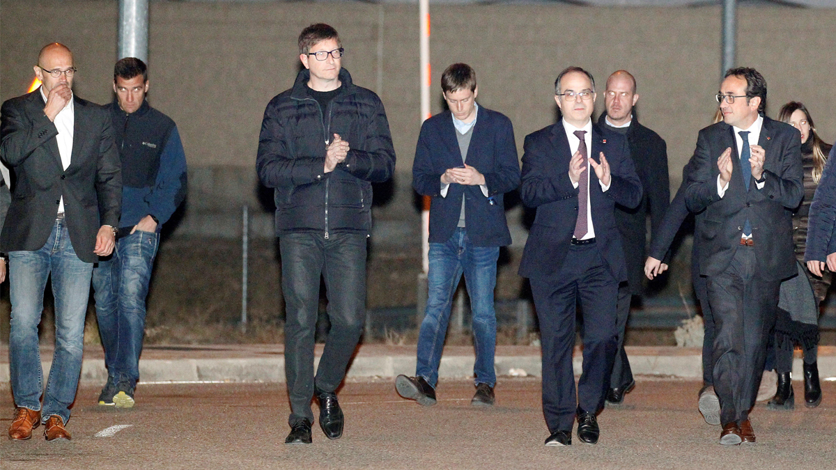 Los ex consellers Raül Romeva, Carles Mundó, Jordi Turull y Josep Rull a su salida de la prisión de Estremera. (Foto: EFE)