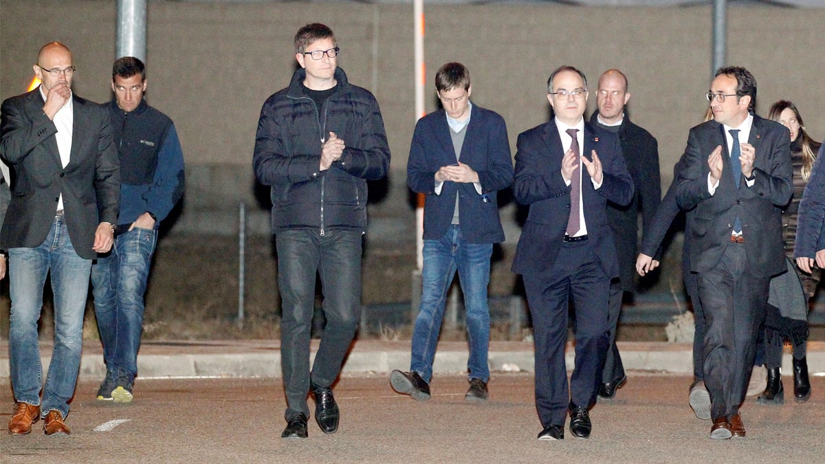 Los ex consellers Raül Romeva, Carles Mundó, Jordi Turull y Josep Rull a su salida de la prisión de Estremera. (Foto: EFE)