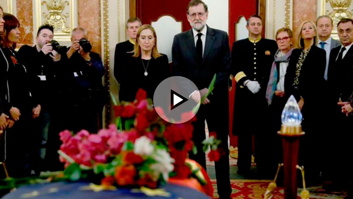 El presidente del Gobierno, Mariano Rajoy, y la presidenta del Congreso, Ana Pastor, ante el féretro de Manuel Marín. Foto: EFE