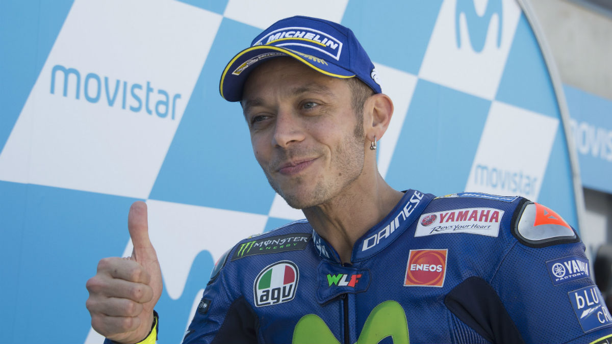 Valentino Rossi deja entrever con sus últimas declaraciones que tiene la intención de renovar su actual contrato con Yamaha. (Getty)