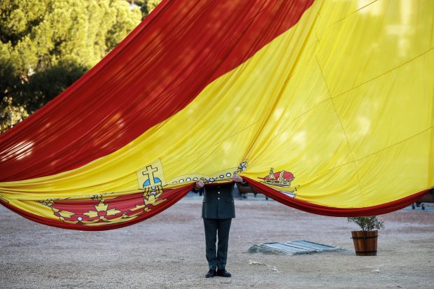 Gran bandera de España que preside Colón. (Foto: EFE)