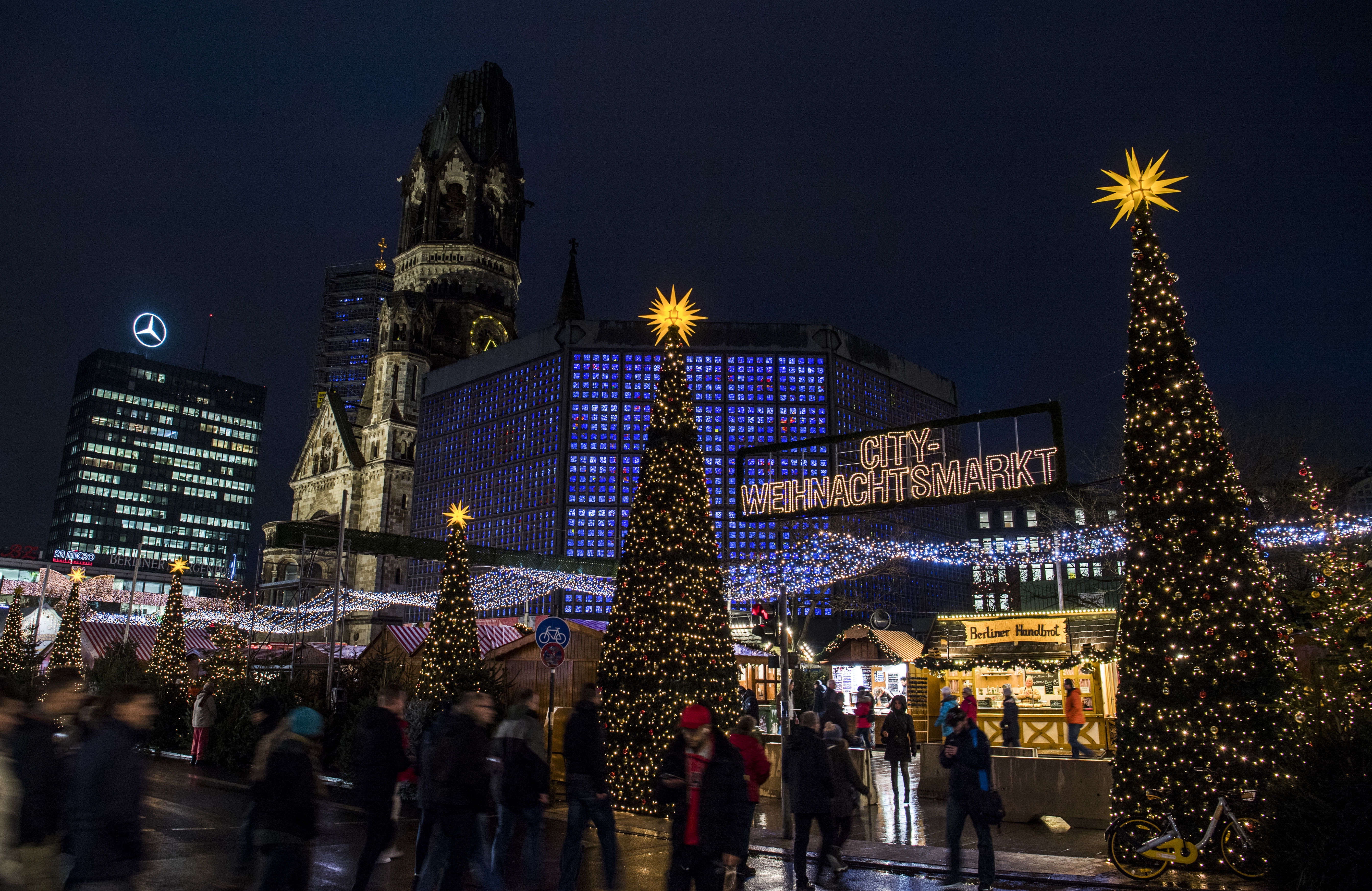 Mercado navideño en Breitscheidplatz, en Berlín. (Foto: AFP)