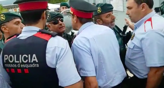 Mossos se encaran con la Guardia Civil en Castellgalí el 1-O.