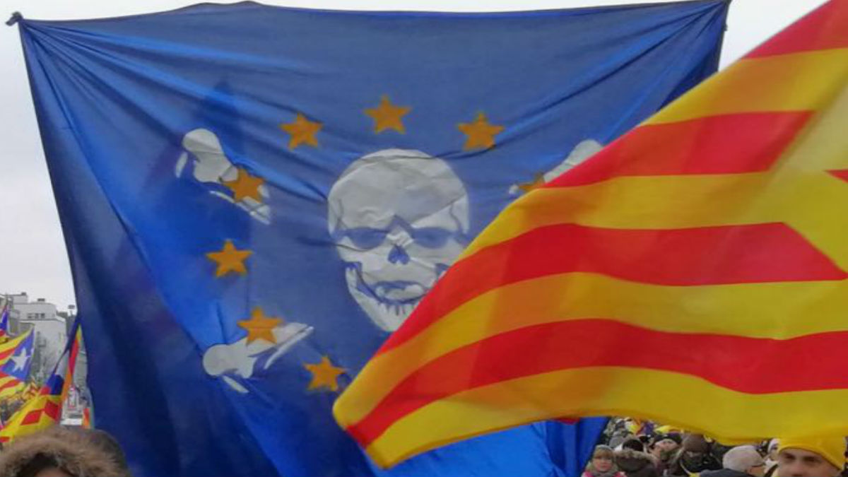 Bandera Europea con una calavera en la manifestación de Bruselas