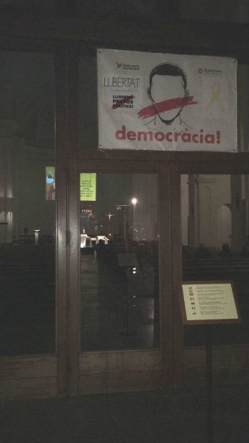 Una iglesia de Barcelona cuelga el cartel de los presos en su fachada y hace un concierto de homenaje