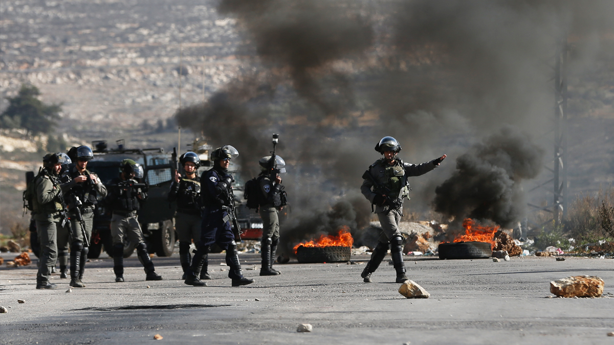 Soldados israelíes tratan de sofocar violentas protestas de palestinos. (Foto: AFP)