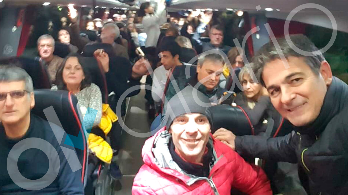 El condenado por corrupción e hijo del ex presidente de la Generalitat, Oriol Pujol (derecha del todo), viajando en autobús hacia Bruselas