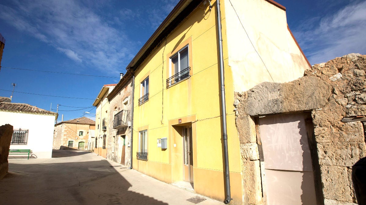 Fachada de la casa en la que se produjeron las muertes (Foto: EFE).