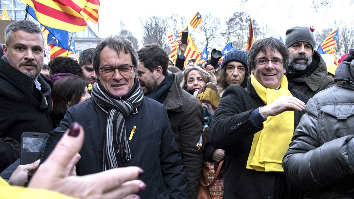 Artur Mas y Carles Puigdemont en Bruselas. (Foto: AFP)