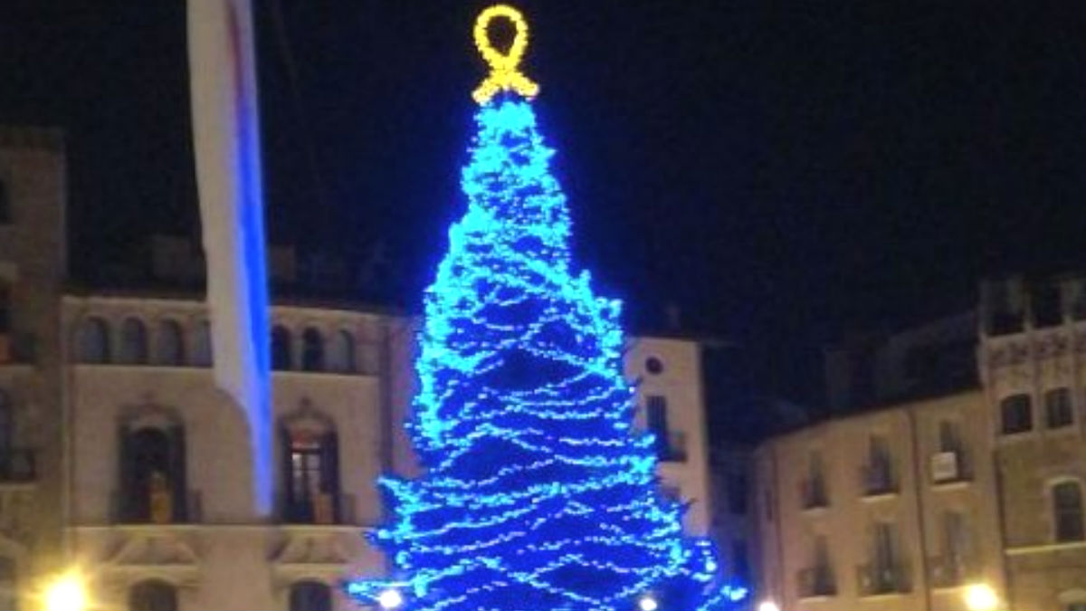 Árbol de Navidad en Vich (Barcelona), con un lazo amarillo en su cima (Foto: ‘Dolça Catalunya)