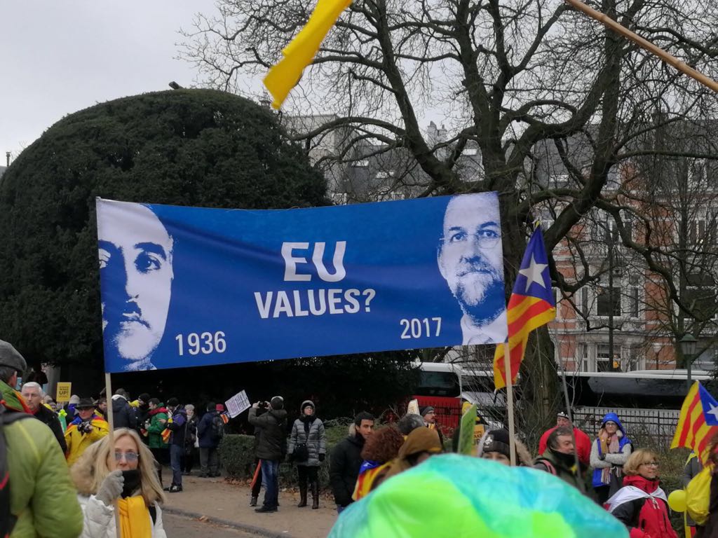 Cartel de los manifestantes cuestionando los valores de la Unión Europea con dos fotos contrapuestas: una del dictador Franco y otra de Mariano Rajoy.