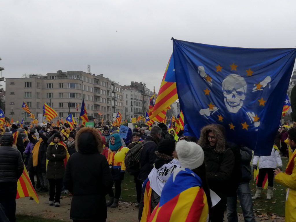 Banderas europeas con calaveras en la manifestación de los independentistas catalanes en Europa.