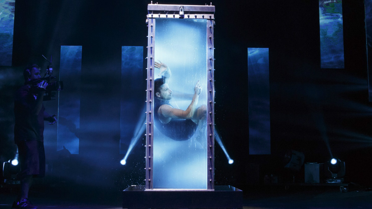 The Illusionists: Andrew Basso, campeón mundial de Escapismo, realizando su número la Celda de Tortura de Agua de Houdini. Foto: @SCFTA