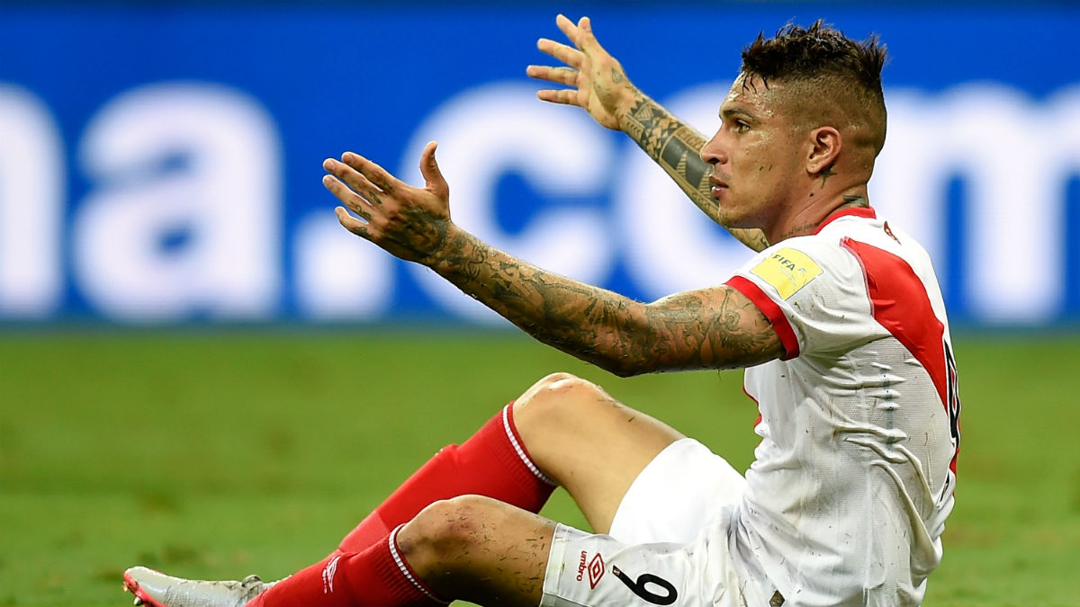 Paolo Guerrero durante un partido con Perú. (AFP)