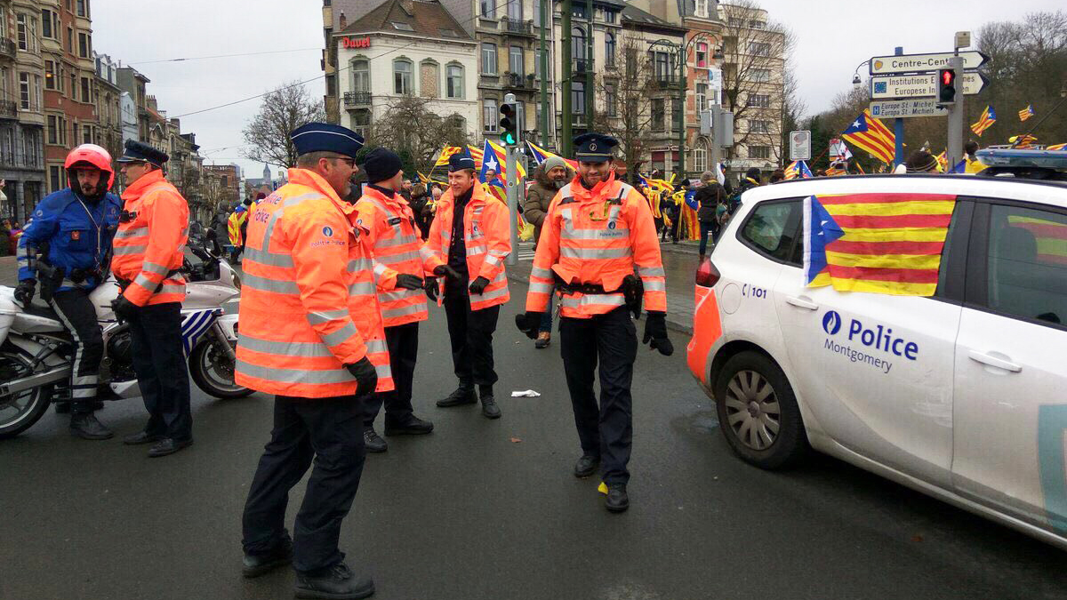 Esteladas en las ventanas de los vehículos de la Policía belga.