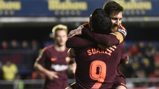 Suárez y Messi celebran el gol del uruguayo (AFP).