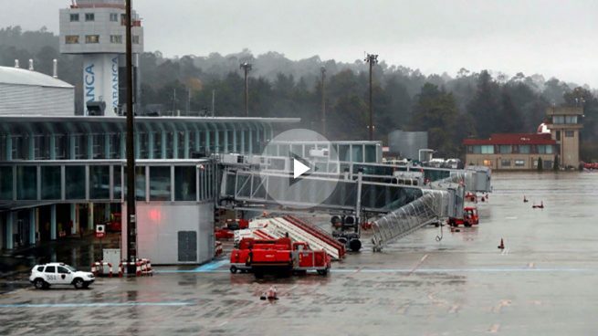 El viento huracanado obliga a cancelar 50 vuelos en España ?>