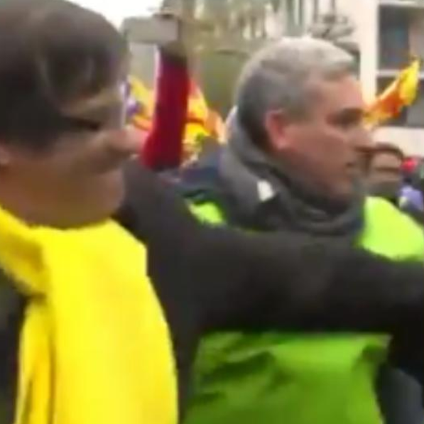 El mosso Antoni Jaén junto a Carles Puiggemont en Bruselas