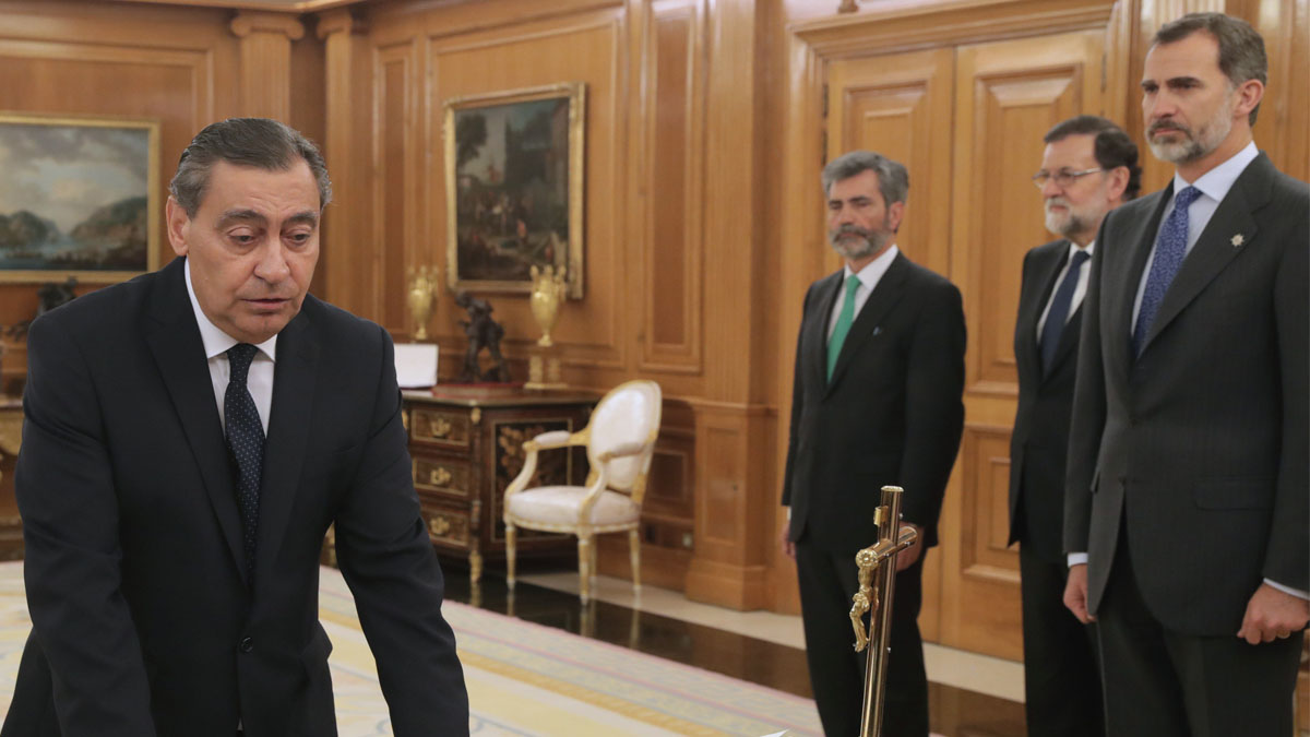 Julián Sánchez Melgar jurando el cargo de nuevo fiscal general del Estado. (Foto: EFE)